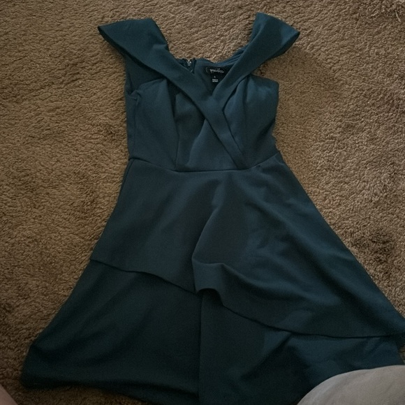 Speechless Short Green Formal Dress - Picture 3 of 5